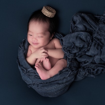 AXiS Photo Service 伊神 菜穂子が出張撮影した「＜アート性の高いニューボーンフォト＞ご自宅の4畳スペースが撮影スタジオに！」の家族写真