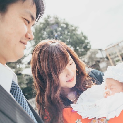 遥南　碧が出張撮影した人間の髪の色, ヘアアクセサリー, お宮参りなどが写った「お宮参りin 伊勢山皇大神宮」の家族写真