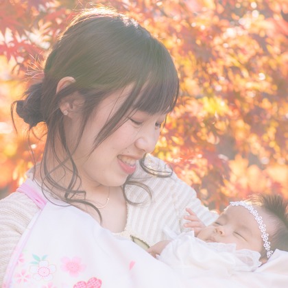 まんまるフォトが出張撮影した儀式, ヘアアクセサリー, オレンジなどが写った「お宮参り・赤ちゃん写真」の家族写真