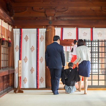 竹部 祐樹が出張撮影した防府天満宮, 足首, 人間の足などが写った「七五三＠防府天満宮」の家族写真