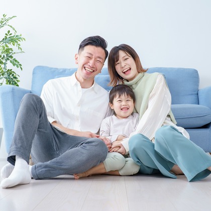 CREATIVE HOUSEが出張撮影したネクタイ, 分かち合う, フラッシュ撮影などが写った「ファミリーフォト出張撮影」の家族写真