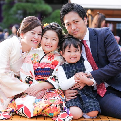 杉本 周平が出張撮影した五感の庭, ベビーキャリア, ネクタイが写った家族写真の出張撮影の写真