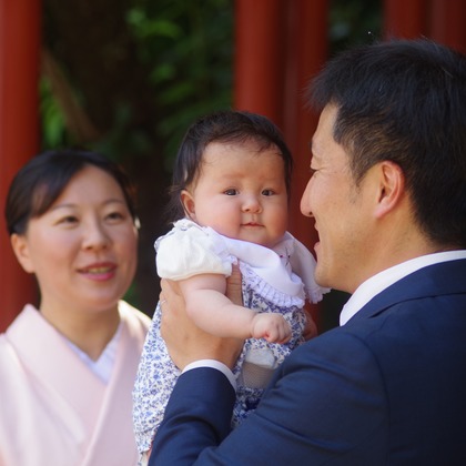 黒沢　茂が出張撮影した顔, 頬, 肌などが写った「お宮参り鶴岡八幡宮」の家族写真
