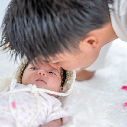 CREATIVE HOUSEが出張撮影した挨拶, 赤ちゃん・幼児服, 分かち合うなどが写った「ニューボーンフォト」の家族写真