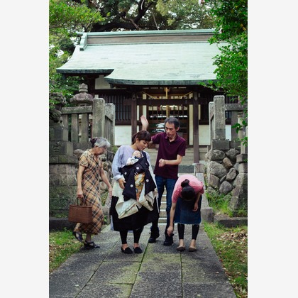 NAGASHIMA Photographyが出張撮影した輸送モード, 一眼レフカメラ, ジーンズなどが写った「お宮参り」の家族写真