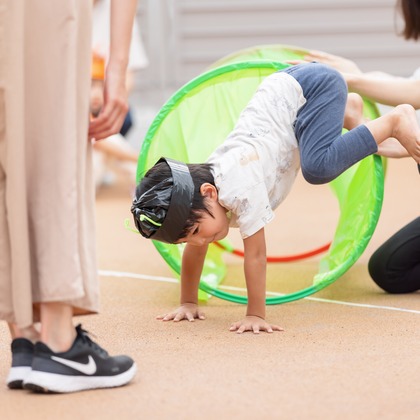 T.Matsumuraが出張撮影した甘いひよこ, 鍛冶池キャンプ場, ローラースポーツなどが写った「運動会（保育園）」の家族写真