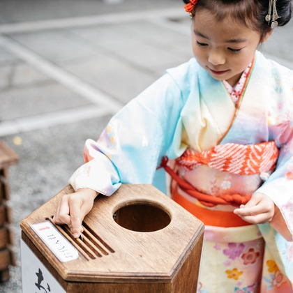 植村由理が出張撮影したストリートファッション, 753, 生物などが写った「七五三　＠神明社　横浜」の家族写真