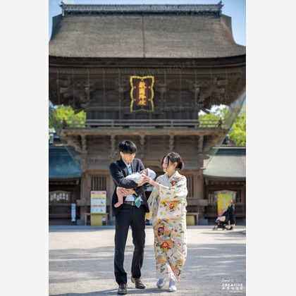 CREATIVE HOUSEが出張撮影したMomijihachimangu, Hakozakigu, ネクタイなどが写った「お宮参り」の家族写真