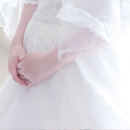 CREATIVE HOUSEが出張撮影したフラッシュ撮影, ビーチの人々, ジェスチャーなどが写った「マタニティフォト」の家族写真