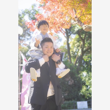 スタジオ11が出張撮影したシャツ, 自然の中の人々, 立っているなどが写った「七五三のお参り案件」の家族写真