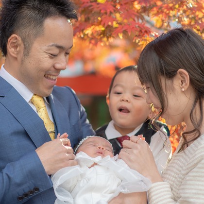 まんまるフォトが出張撮影した儀式, ヘアアクセサリー, オレンジなどが写った「お宮参り・赤ちゃん写真」の家族写真