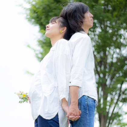 中井企画が出張撮影したフラッシュ撮影, シャツ, 家族一緒に写真を撮るなどが写った「マタニティカップルフォト」の家族写真