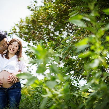 アトリエ　エピカ/清水　一哉が出張撮影した植物, 感情, 顕花植物などが写った「ひまわり畑　マタニティ」の家族写真