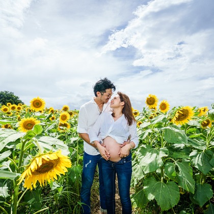 アトリエ　エピカ/清水　一哉が出張撮影した植物, 感情, 顕花植物などが写った「ひまわり畑　マタニティ」の家族写真