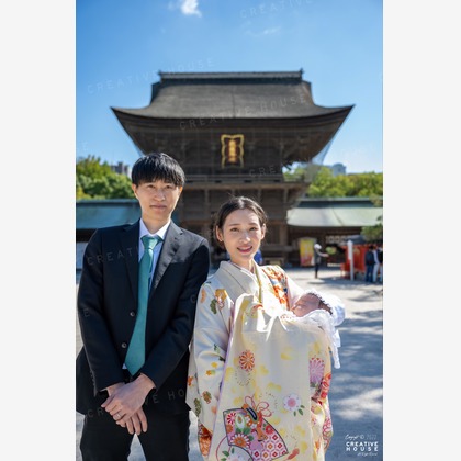 CREATIVE HOUSEが出張撮影したMomijihachimangu, Hakozakigu, ネクタイなどが写った「お宮参り」の家族写真