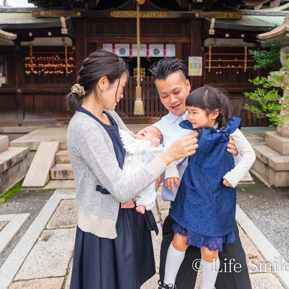 この写真は、出張撮影(家族写真(キッズ,ベビーフォト))のアルバム「お宮参り撮影＠元祇園　梛神社」にある写真の1枚で、家族写真(キッズ,ベビーフォト)などが写っています。<br>「お宮参り撮影＠元祇園　梛神社」では他にも:albumPhotoCount枚の家族写真を見ることができます。撮影者は川口 武志(Life Smile Photo)です。カメラマンのプロフィールページで、家族写真(キッズ,ベビーフォト)撮影の口コミやおすすめコメントを見ることができます。
