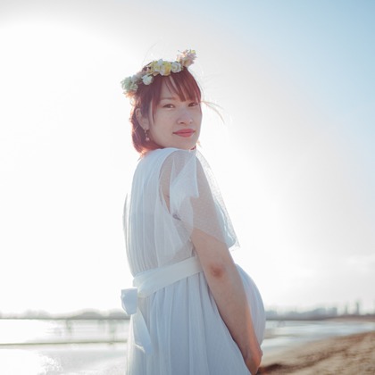 玉城　肇が出張撮影したフラッシュ撮影, ビーチの人々, ジェスチャーなどが写った「ビーチでもマタニティフォト」の家族写真