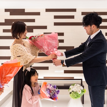 塩川善之（40213.film）が出張撮影した荷物とバッグ, ネクタイ, 分かち合うなどが写った「出張ご家族撮影」の家族写真