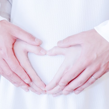 CREATIVE HOUSEが出張撮影したフラッシュ撮影, ビーチの人々, ジェスチャーなどが写った「マタニティフォト」の家族写真