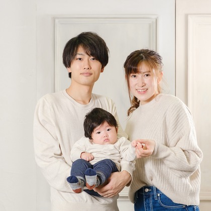 高夏写真店が出張撮影した荷物とバッグ, 記念写真, 家族写真が写ったスタジオ撮影の写真