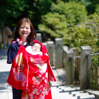 この写真は、出張撮影(家族写真(キッズ,ベビーフォト))のアルバム「お宮参り」にある写真の1枚で、家族写真(キッズ,ベビーフォト)などが写っています。<br>「お宮参り」では他にも:albumPhotoCount枚の家族写真を見ることができます。撮影者は黒沢　茂です。カメラマンのプロフィールページで、家族写真(キッズ,ベビーフォト)撮影の口コミやおすすめコメントを見ることができます。