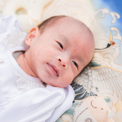 山下　剛が出張撮影したネクタイ, 赤ちゃん・幼児服, 慰めなどが写った「お宮参りの撮影」の家族写真