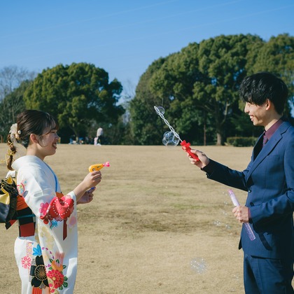 高夏写真店が出張撮影した荷物とバッグ, 記念写真, 家族写真が写った成人式撮影の写真