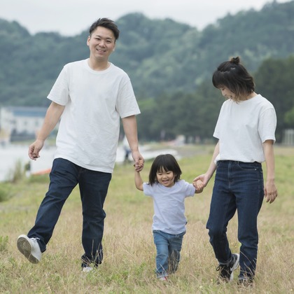 A&Y写真OFFICEが出張撮影した荷物とバッグ, シンボル, バックパックなどが写った「家族写真」の家族写真