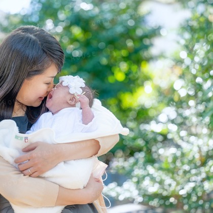 CREATIVE HOUSEが出張撮影したMomijihachimangu, Hakozakigu, ネクタイなどが写った「お宮参り」の家族写真