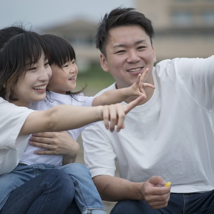 A&Y写真OFFICEが出張撮影した荷物とバッグ, シンボル, バックパックなどが写った「家族写真」の家族写真