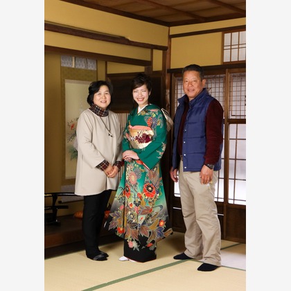 スマイルハンターが出張撮影した家族写真(キッズ,ベビーフォト)などが写った「成人式フォト」の家族写真