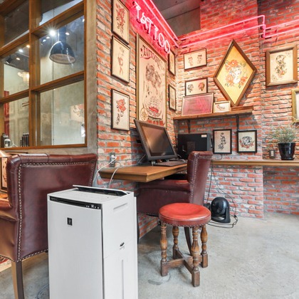 山内　信弥が撮影した「ブリティッシュパブ、タトゥースタジオ」の写真