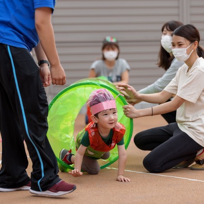 T.Matsumuraが出張撮影した甘いひよこ, 鍛冶池キャンプ場, ローラースポーツなどが写った「運動会（保育園）」の家族写真