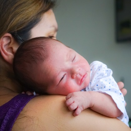 Aya Petite Photographyが出張撮影した赤ちゃんの入浴, 入浴, むき出しのなどが写った「ニューボーンフォト」の家族写真