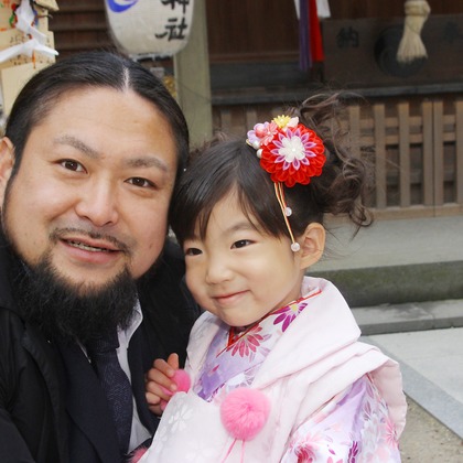 この写真は、出張撮影(家族写真(キッズ,ベビーフォト))のアルバム「七五三お祝い　出張撮影」にある写真の1枚で、家族写真(キッズ,ベビーフォト)などが写っています。<br>「七五三お祝い　出張撮影」では他にも:albumPhotoCount枚の家族写真を見ることができます。撮影者は渡邉博海です。カメラマンのプロフィールページで、家族写真(キッズ,ベビーフォト)撮影の口コミやおすすめコメントを見ることができます。