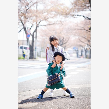アトリエ　エピカ/清水　一哉が出張撮影した入学式, 植物, 日などが写った「入園、入学フォト」の家族写真