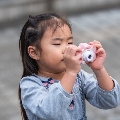 山下　剛が出張撮影した荷物とバッグ, 赤ちゃん・幼児服, フラッシュ撮影などが写った「お宮参り撮影」の家族写真