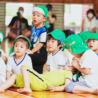 鈴木雅人が出張撮影した靴下, ヘッドギア, 幼稚園などが写った「スクール」の家族写真