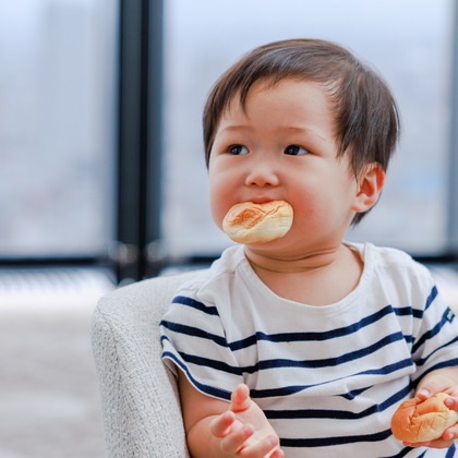 ちずカメラが出張撮影した赤ちゃん・幼児服, フラッシュ撮影, 慰めなどが写った「子供」の家族写真