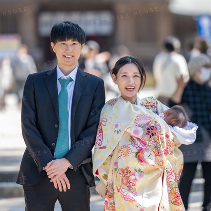 CREATIVE HOUSEが出張撮影したMomijihachimangu, Hakozakigu, ネクタイなどが写った「お宮参り」の家族写真