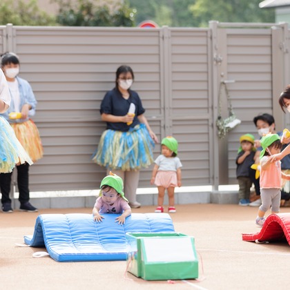 T.Matsumuraが出張撮影した甘いひよこ, 鍛冶池キャンプ場, ローラースポーツなどが写った「運動会（保育園）」の家族写真
