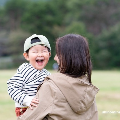 この写真は、出張撮影(家族写真(キッズ,ベビーフォト))のアルバム「お誕生日・初節句・結婚記念日・旅行・スポーツなど」にある写真の1枚で、家族写真(キッズ,ベビーフォト)などが写っています。<br>「お誕生日・初節句・結婚記念日・旅行・スポーツなど」では他にも:albumPhotoCount枚の家族写真を見ることができます。撮影者はしのみんこフォトです。カメラマンのプロフィールページで、家族写真(キッズ,ベビーフォト)撮影の口コミやおすすめコメントを見ることができます。