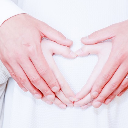 CREATIVE HOUSEが出張撮影したフラッシュ撮影, ビーチの人々, ジェスチャーなどが写った「マタニティフォト」の家族写真