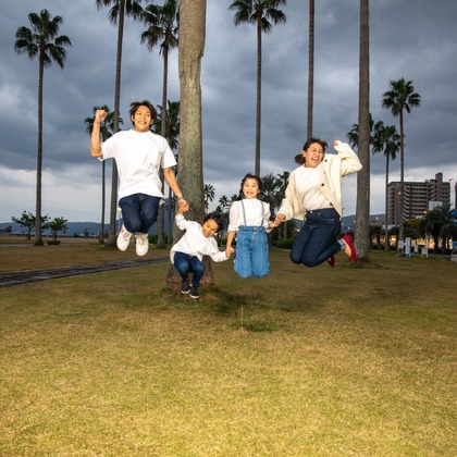 岩坪眞一郎が出張撮影した家族写真(キッズ,ベビーフォト)などが写った「還暦祝い家族写真」の家族写真