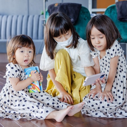 ちずカメラが出張撮影したワンピース, 荷物とバッグ, 赤ちゃん・幼児服などが写った「子供達」の家族写真