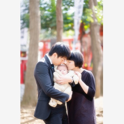 アトリエ　エピカ/清水　一哉が出張撮影したインタラクション, 顔, お宮参りなどが写った「お宮参り」の家族写真