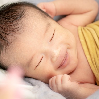 かわもとえつこが出張撮影したベージュ, 家族一緒に写真を撮る, 架空の人物などが写った「ニューボーンフォト」の家族写真