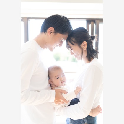 モーメンツが出張撮影した清潔さ, 裸足, フラッシュ撮影などが写った「1歳バースデイ」の家族写真