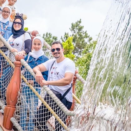 アトリエ　エピカ/清水　一哉が出張撮影したウォルトディズニーワールド, ショルダー, 植物などが写った「遊園地の冒険！」の家族写真