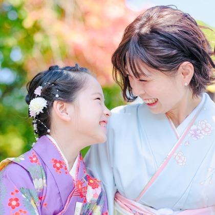 杉本 周平が出張撮影した五感の庭, ベビーキャリア, ネクタイが写った家族写真の出張撮影の写真